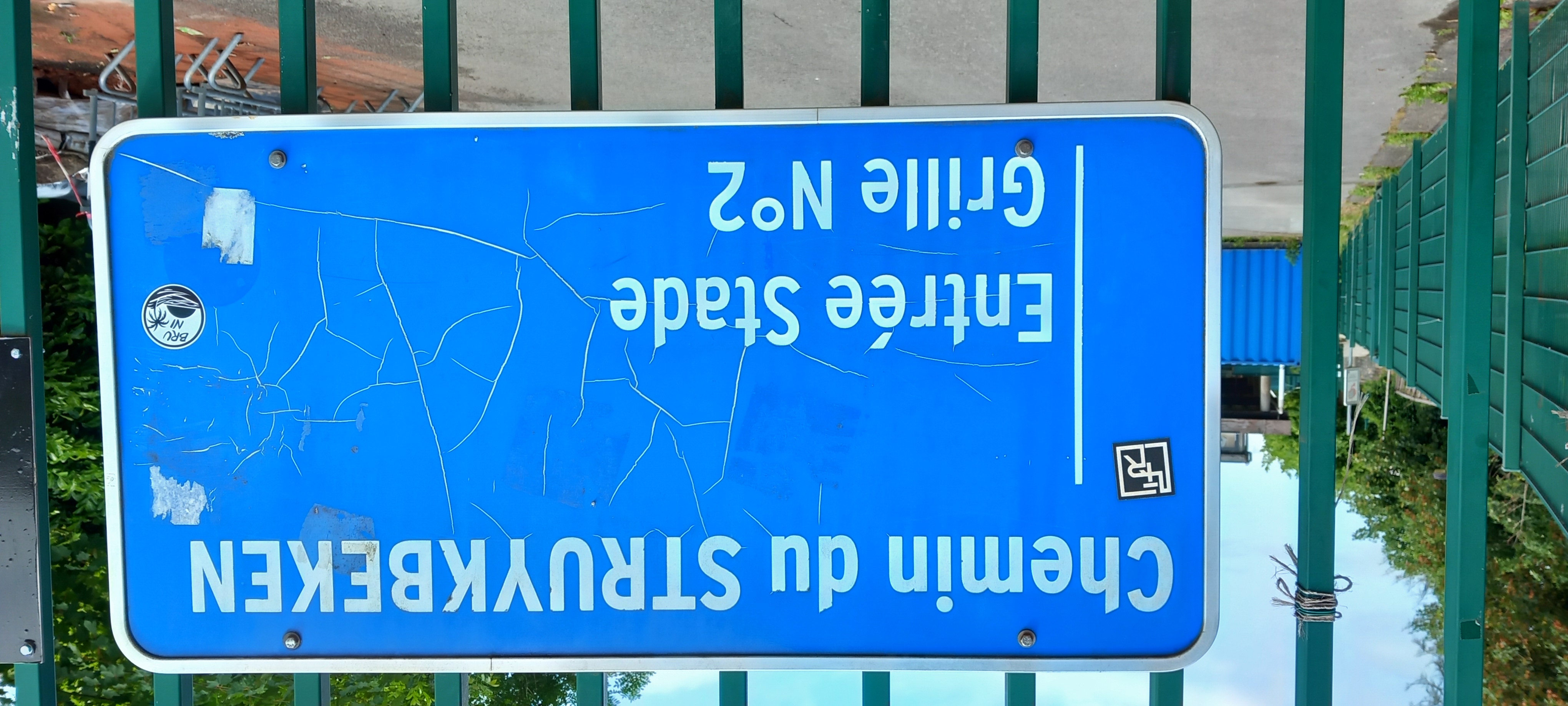 Panneau de rue menant au stade